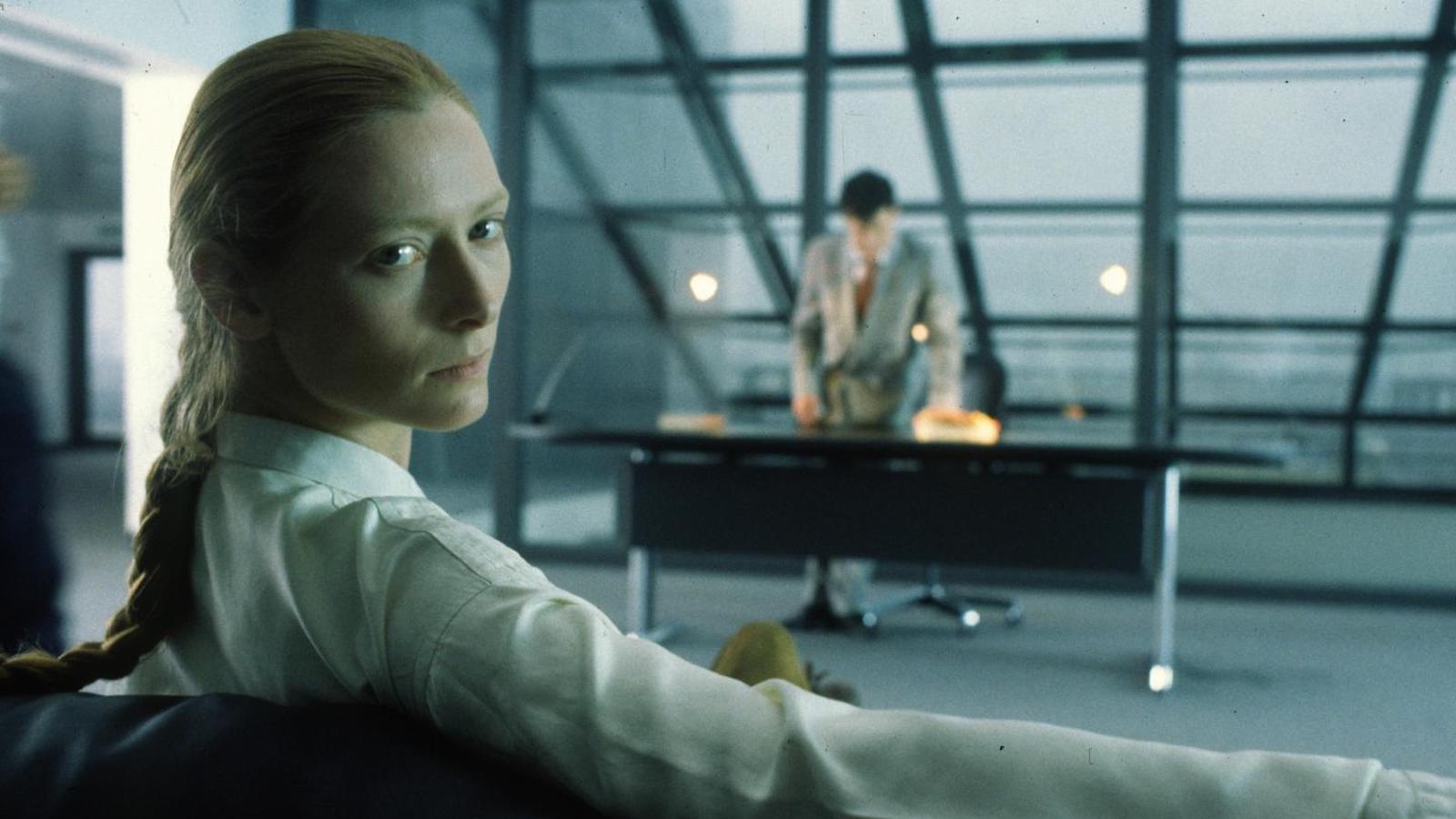 orlando-1992-tilda-swinton-turn-to-camera